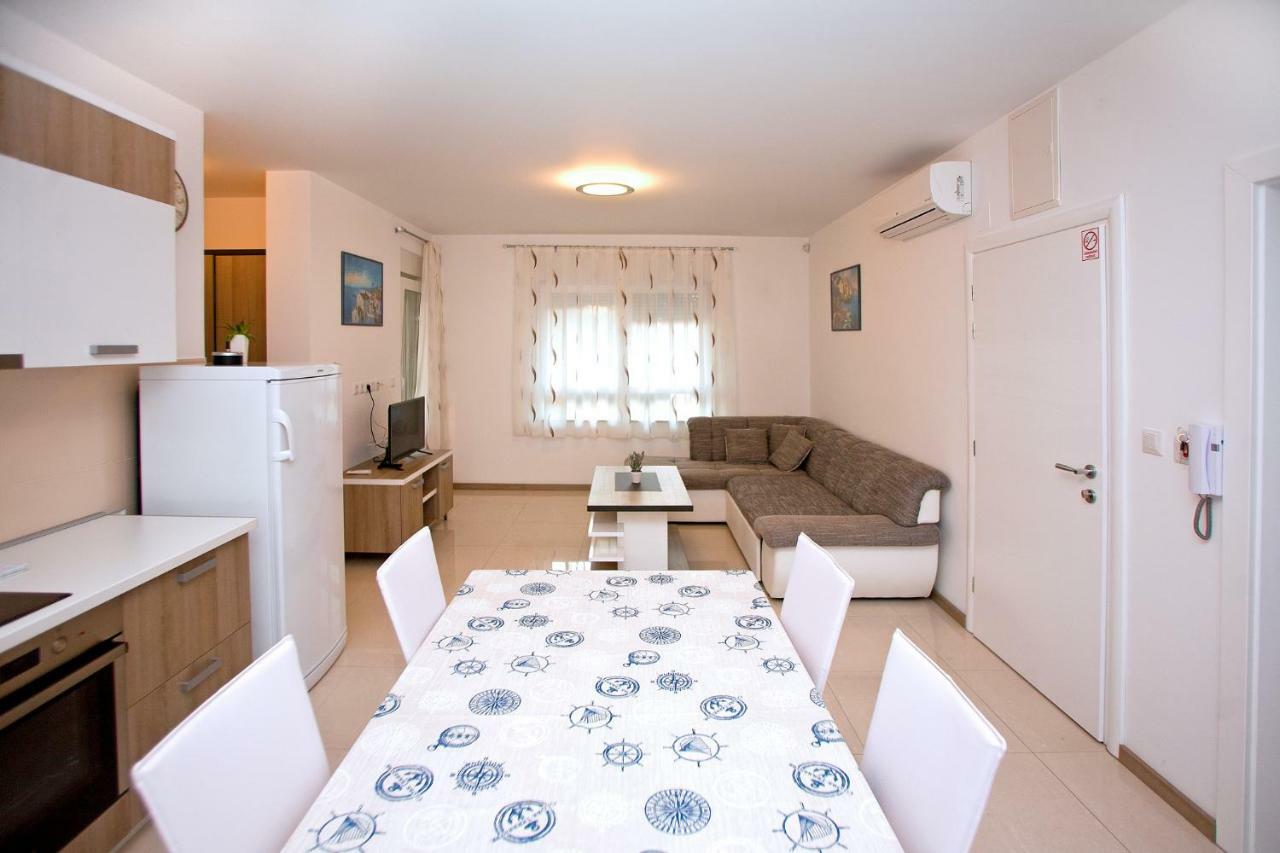 Apartments Maslina II Njivice Bagian luar foto